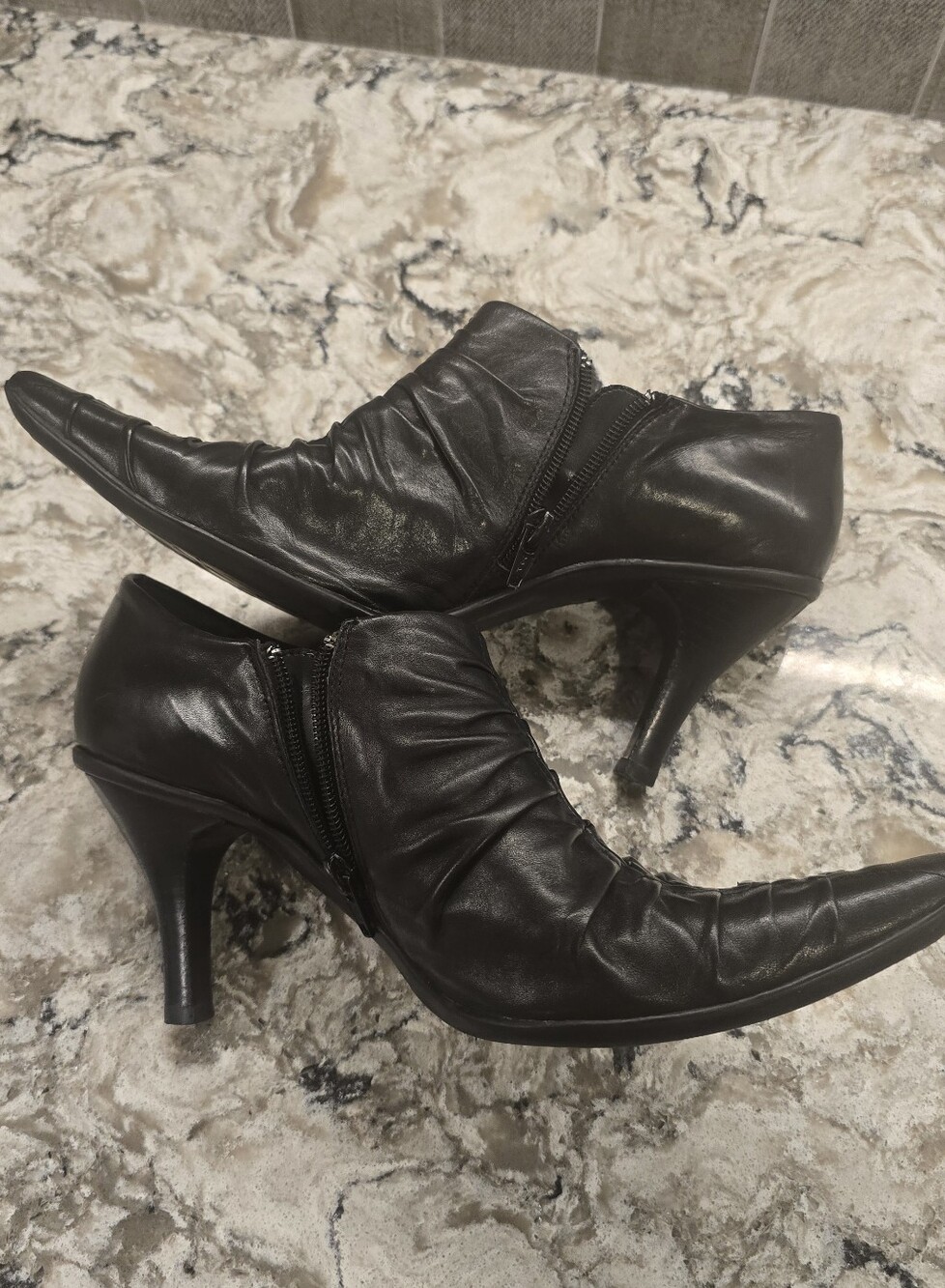 REACTION Kenneth Cole Black Leather Ruched Pointed Toe Ankle Shoes Sz 9.5 - Picture 8 of 8